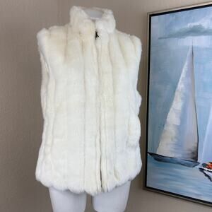 Carté Reversible vest. Off white faux fur / faux leather. 
Front zip Size Med